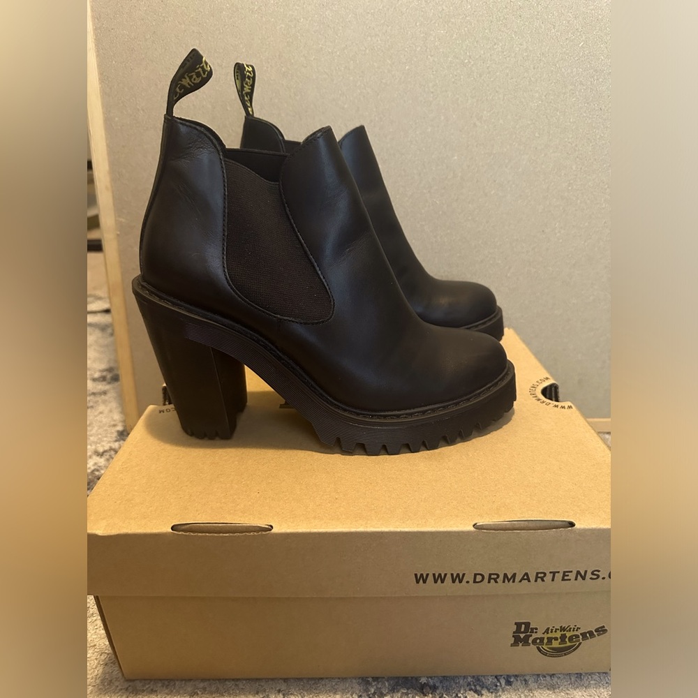 Black Dr Martens Hurston. Size 8